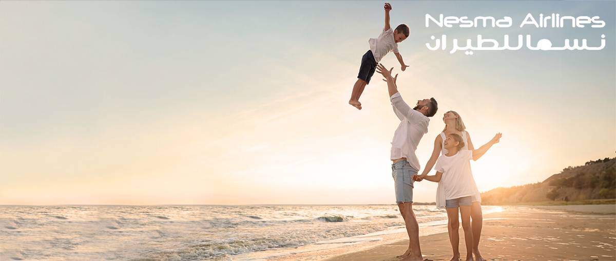 Familie am Strand. Vater wirft Sohn in die Luft