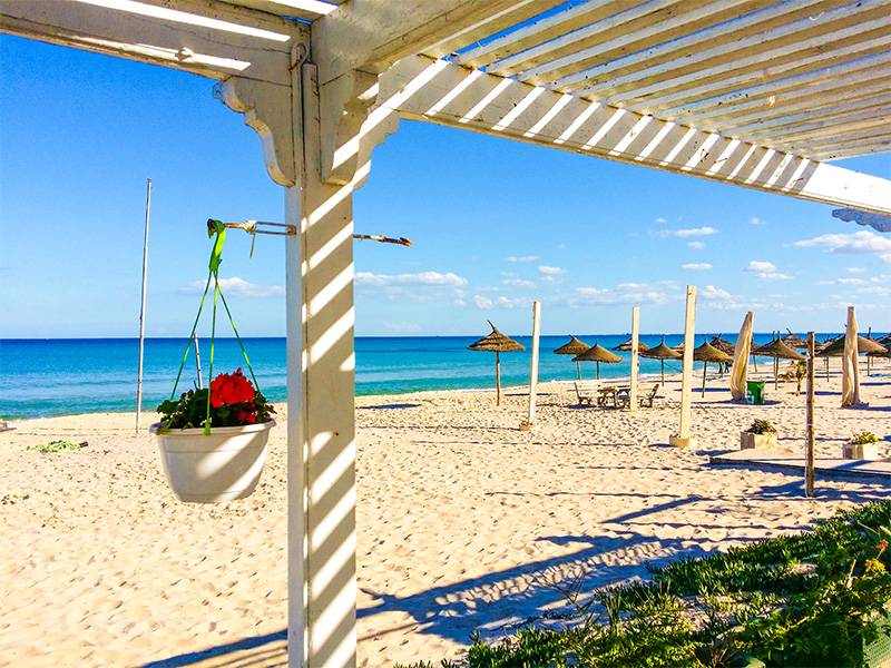 Blick auf den Strand von Djerba mit Sonnenschirmen