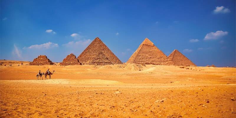 Ein Kamel vor den Pyramiden von Gizeh