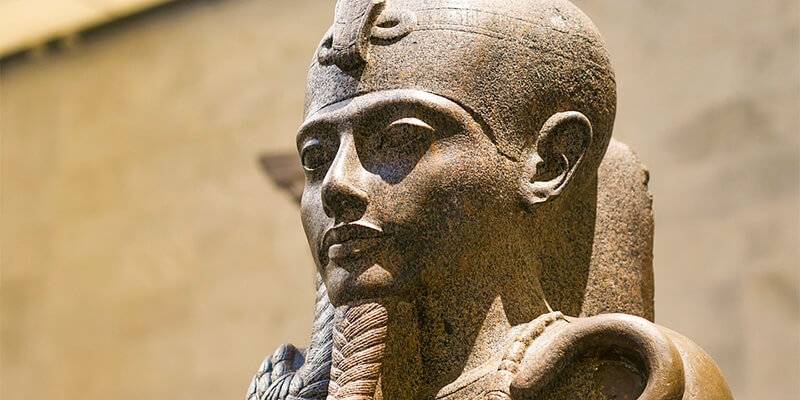 Eine alte Statue im ägyptischen Museum in Kairo