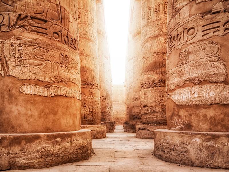 Mit Hieroglyphen versehene Säulen in Luxor