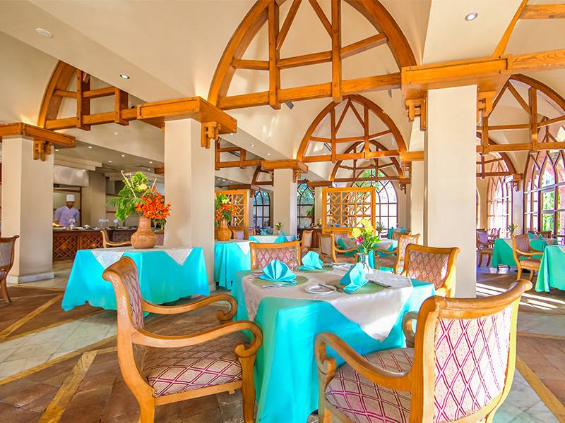 Ein gedeckter Tisch in einem Restaurant des The Makadi Palace Hotel