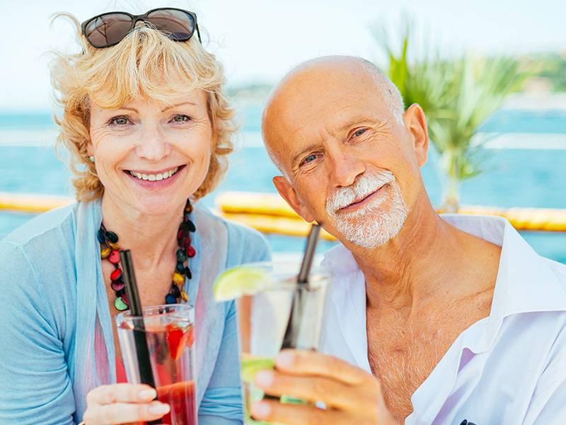 Ein freundliches Paar macht Urlaub im Siva Grand Beach