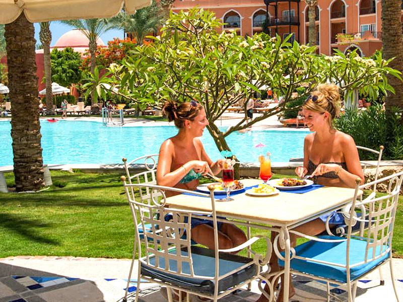 Zwei Urlauberinnen am Pool des Grand Resort in Hurghada