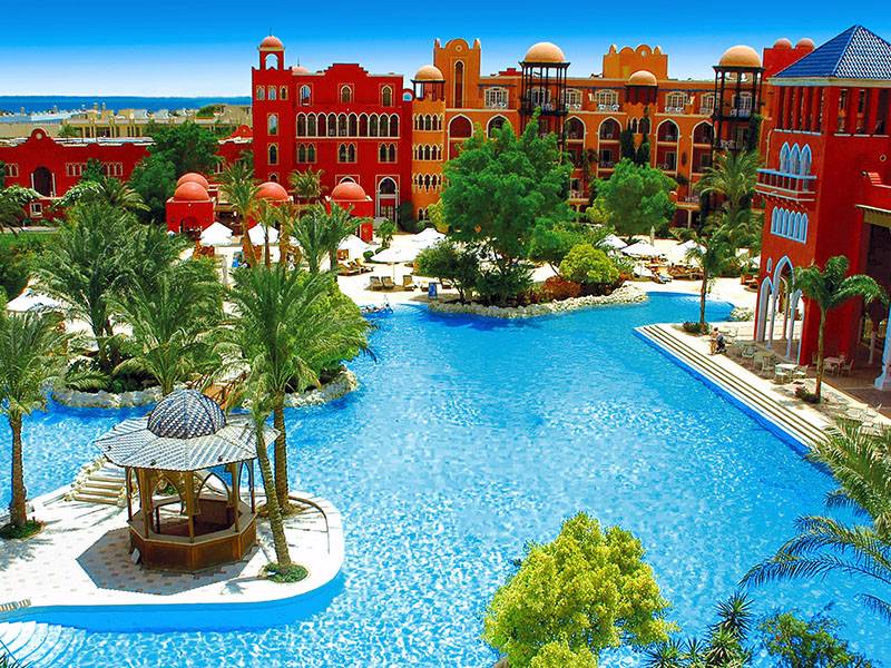 Blick auf die Poollandschaft des Grand Hotel Hurghada