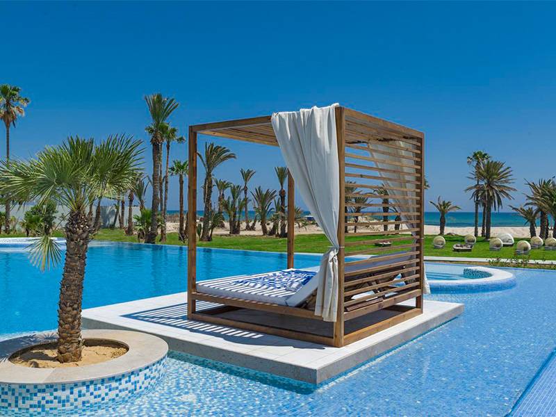 Sonnenbett am Pool des Hotel Jaz Tour Khalef in Sousse, Tunesien