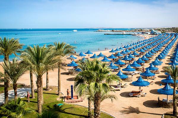 Strand mit Liegen und Sonnenschirmen am The Grand Hotel in Hurghada