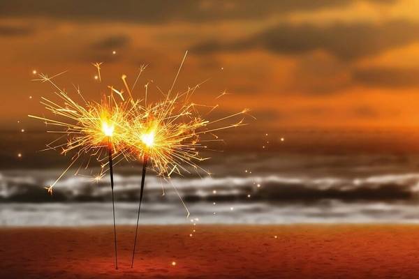 Wunderkerzen an Silvester am Strand von Ägypteb