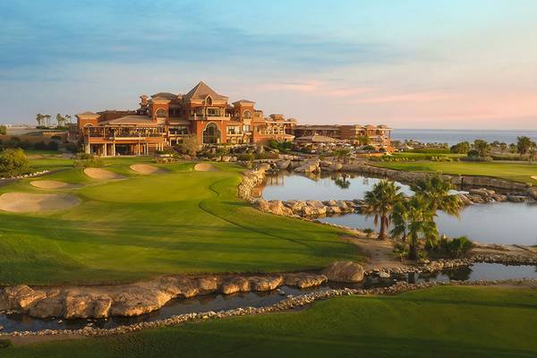 Blick auf den Golfplatz von Soma Bay in Ägypten mit grünen Fairways und Meer im Hintergrund.